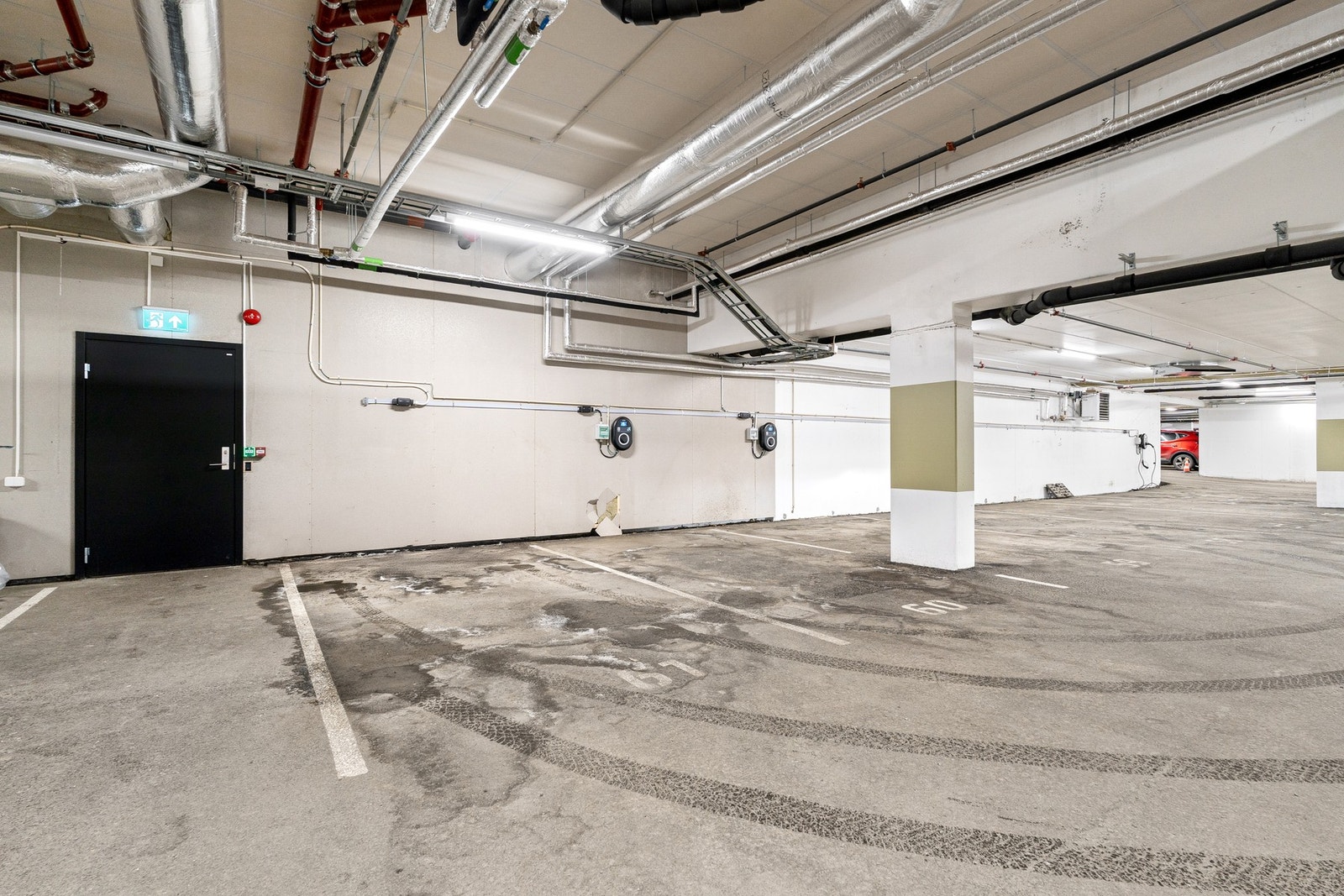 Leiligheten har fast parkeringsplass i garasjekjelleren. Galleribilde