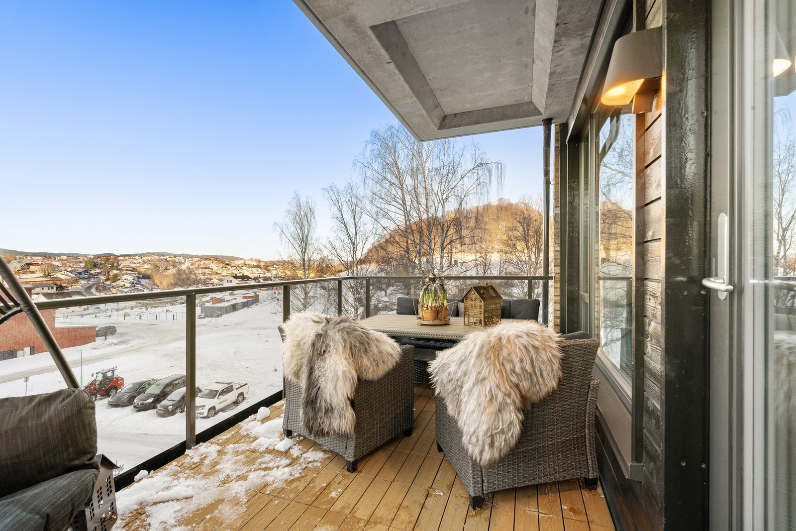 Fra stua har man utgang til stor balkong. Galleribilde