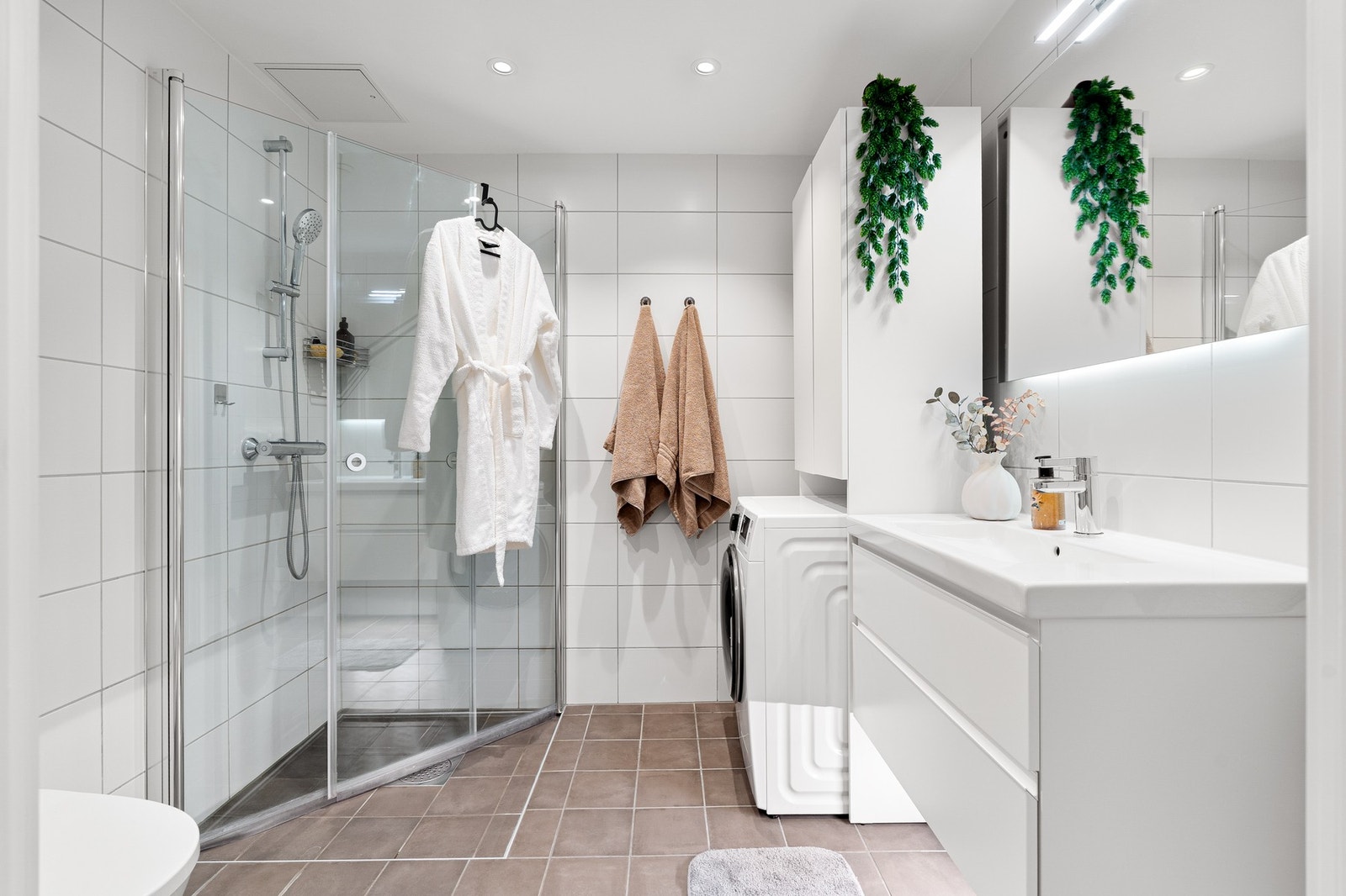 Lekkert flislagt bad med varme i gulvet og mekanisk avtrekk. Galleribilde