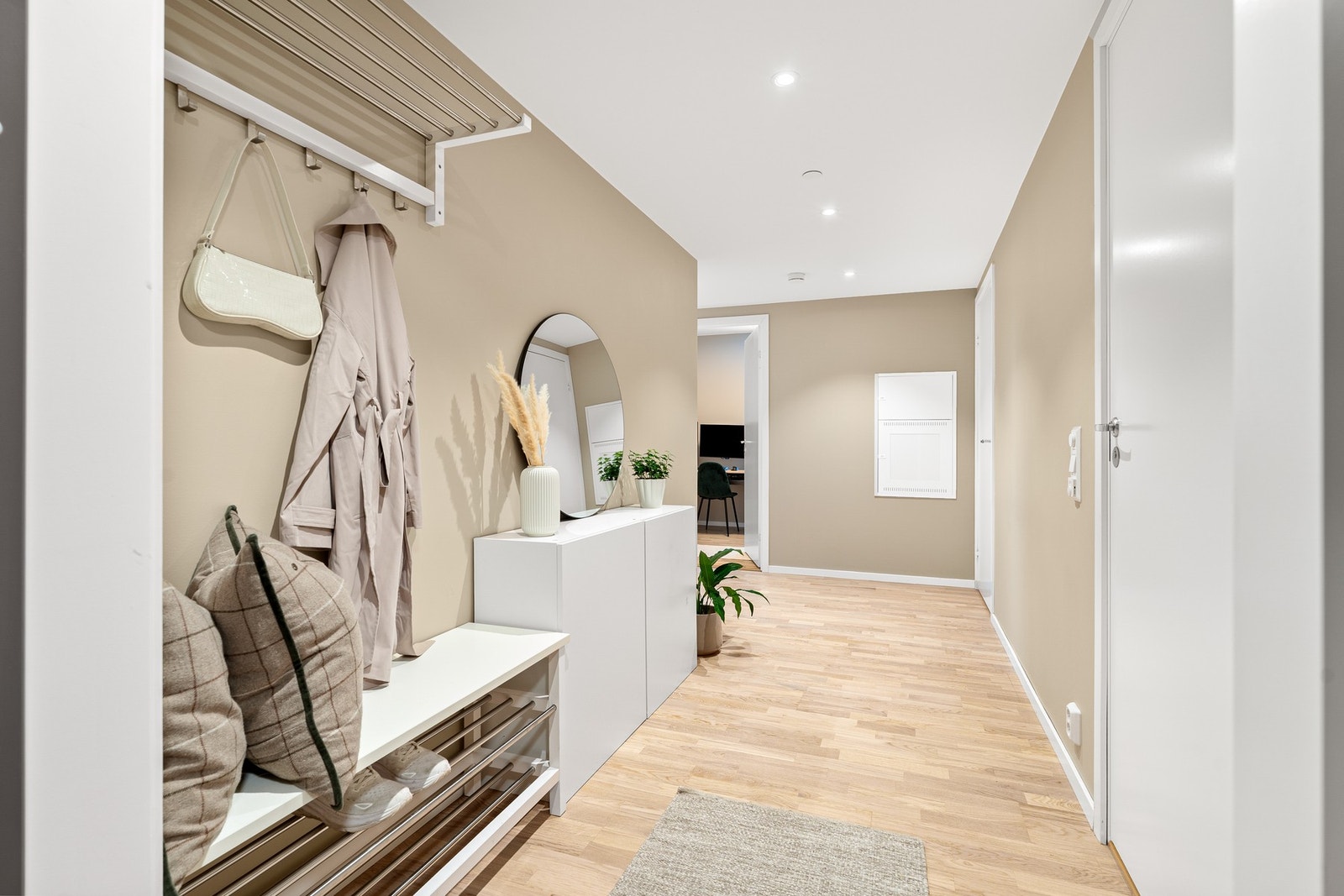 Gang med god plass til oppheng av sko- og yttertøy. Galleribilde