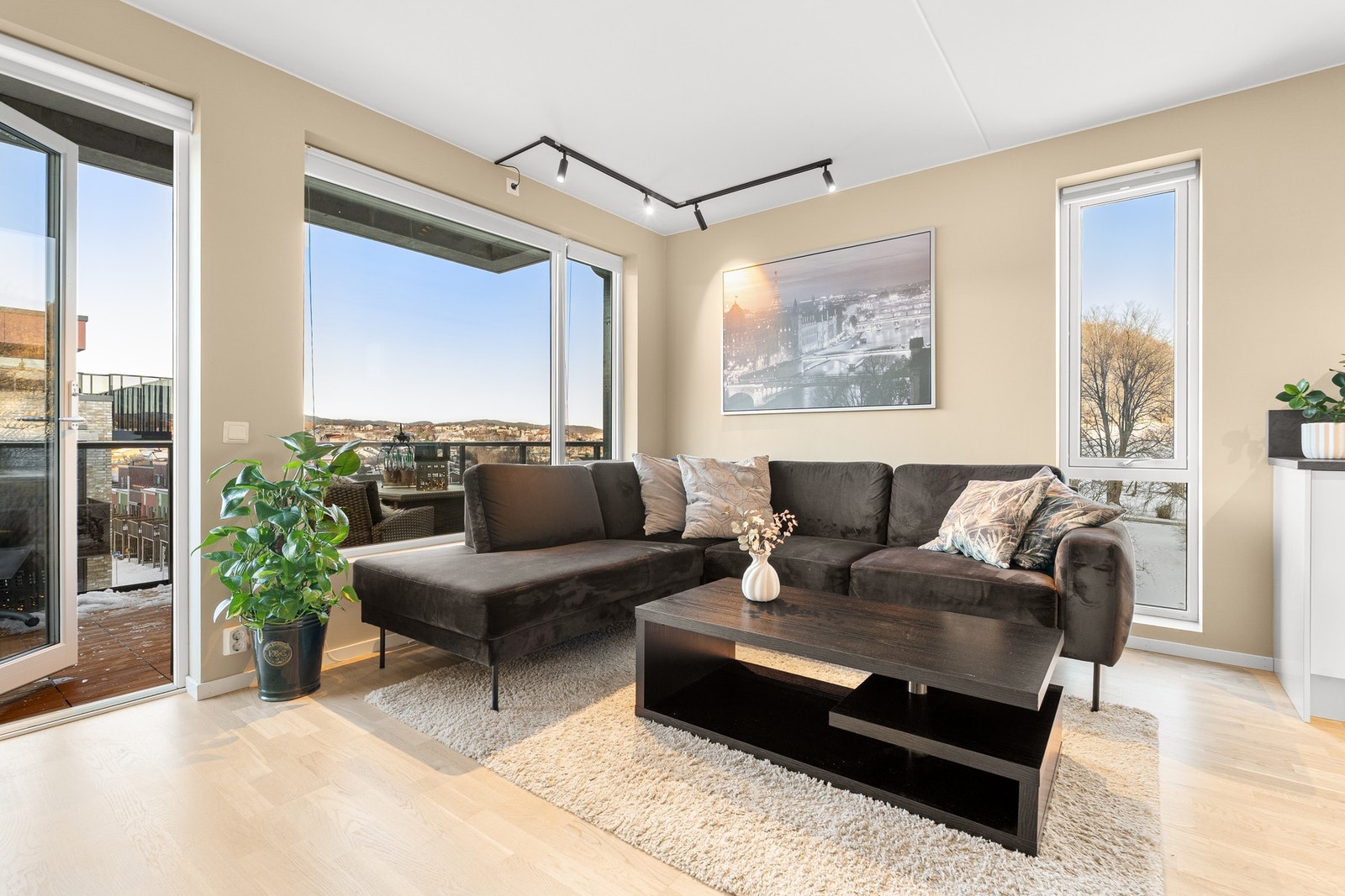 En stilren og moderne 3-roms leilighet med fin beliggenhet i Sjetnemarka. Galleribilde