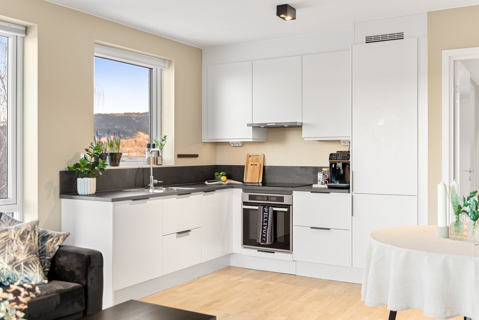 Lyst og pent kjøkken, rikelig med skap- og benkeplass. Galleribilde