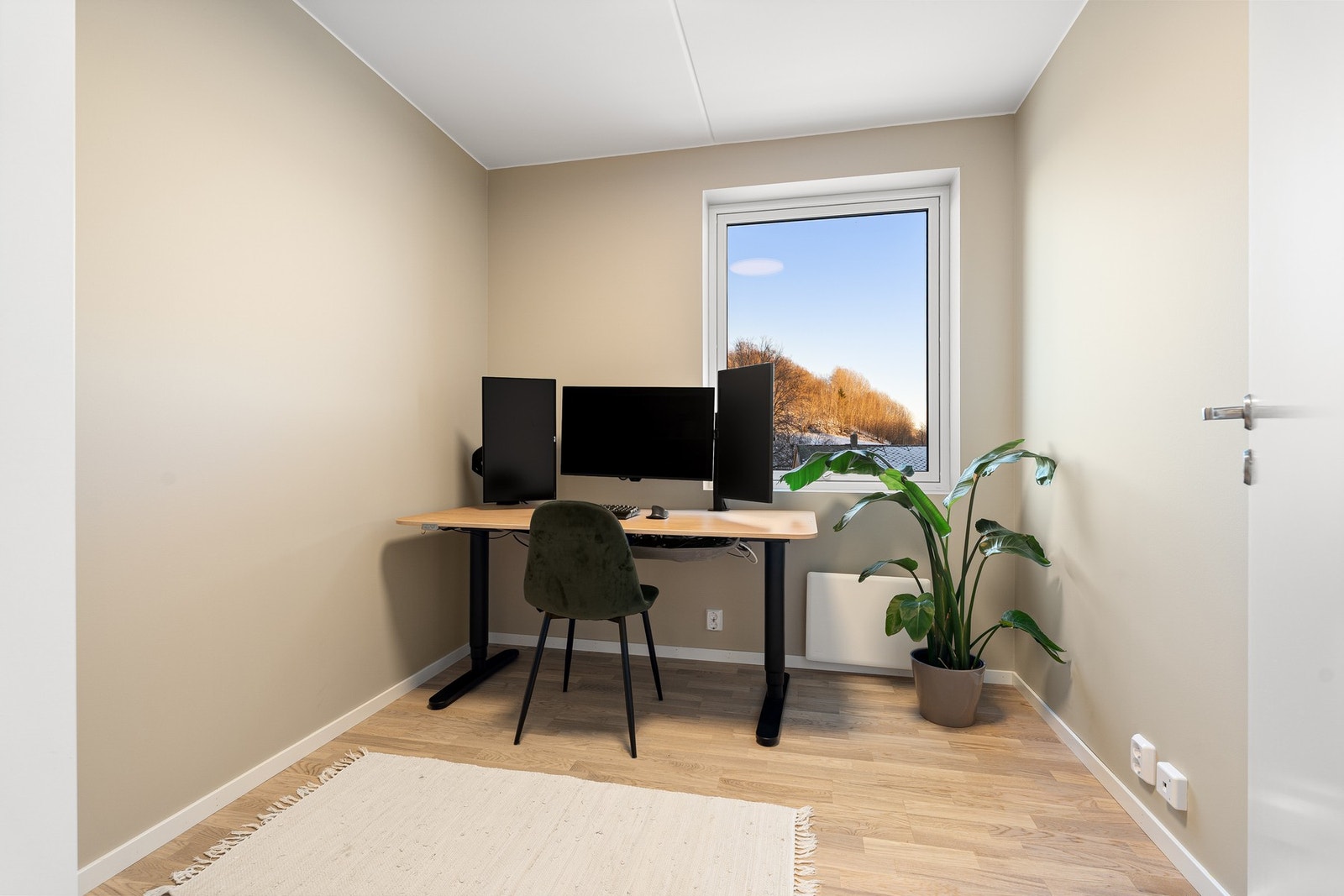 Soverom 2 er på 6,6 kvm og brukes i dag som kontor. Galleribilde