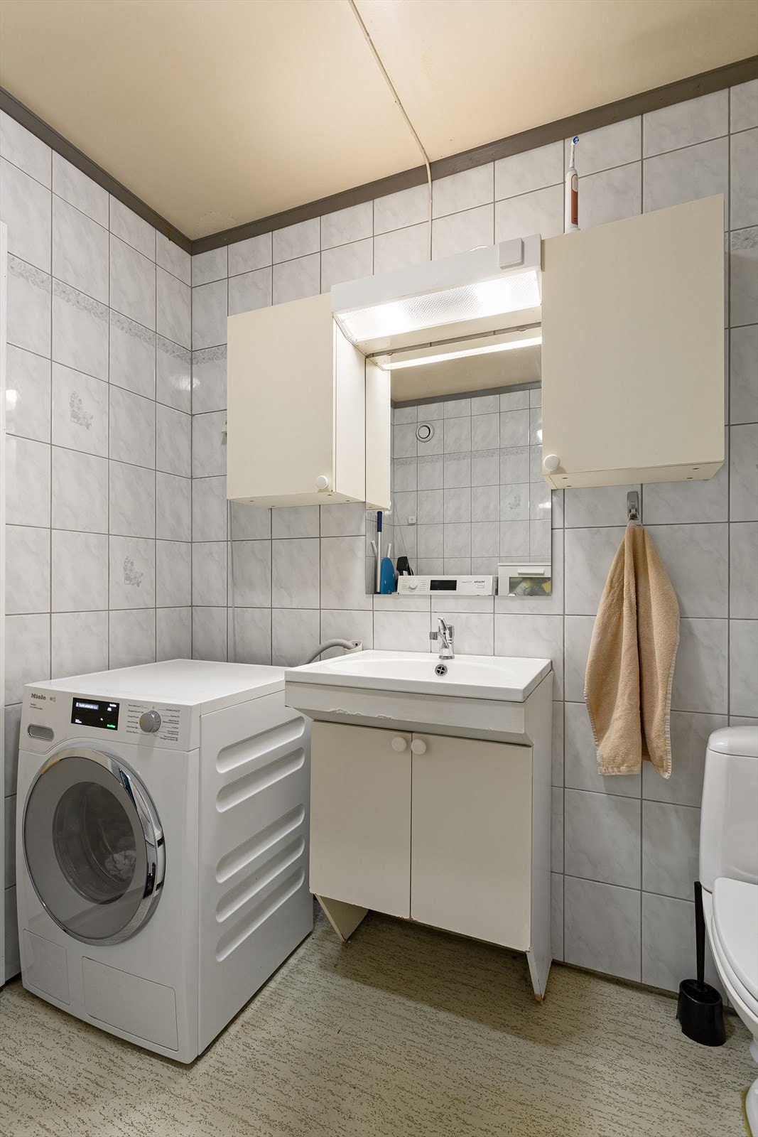 Bad med dusjkabinett og opplegg for vaskemaskin Galleribilde