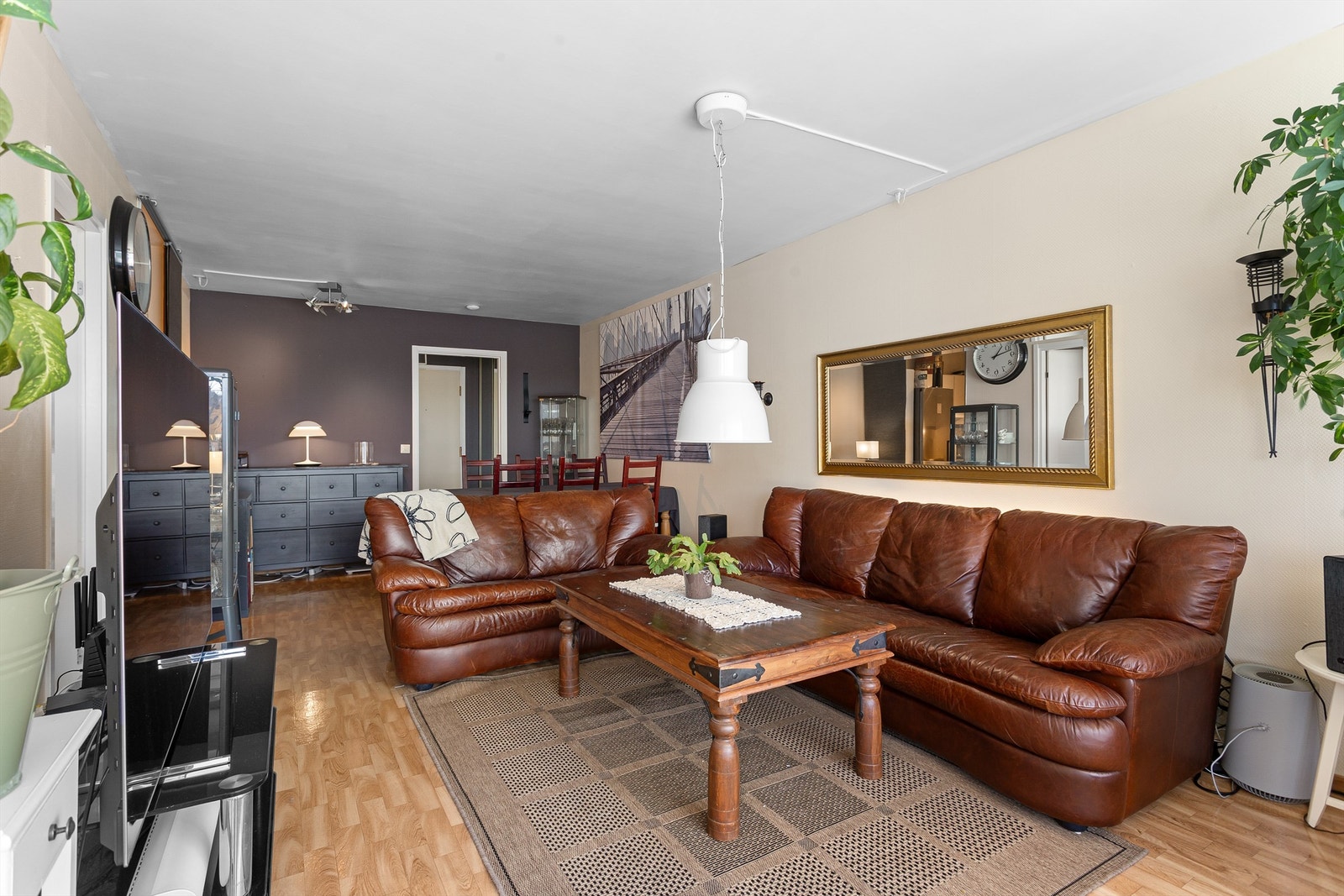 Belegg på gulv, tapet på vegger og malte plater i himling Galleribilde