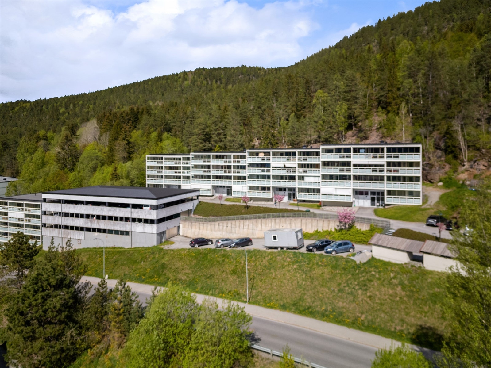 Disponibel parkeringsplass i felles garasje (planlagt nytt garasjeanlegg med takhage) Galleribilde