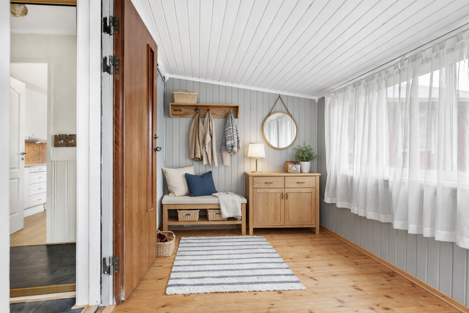 Velkommen inn i boligen, her kommer vi rett til en innbygd terrasse som har blitt benyttet som entre og kaffekrok, rommet er digitalt stylet Galleribilde