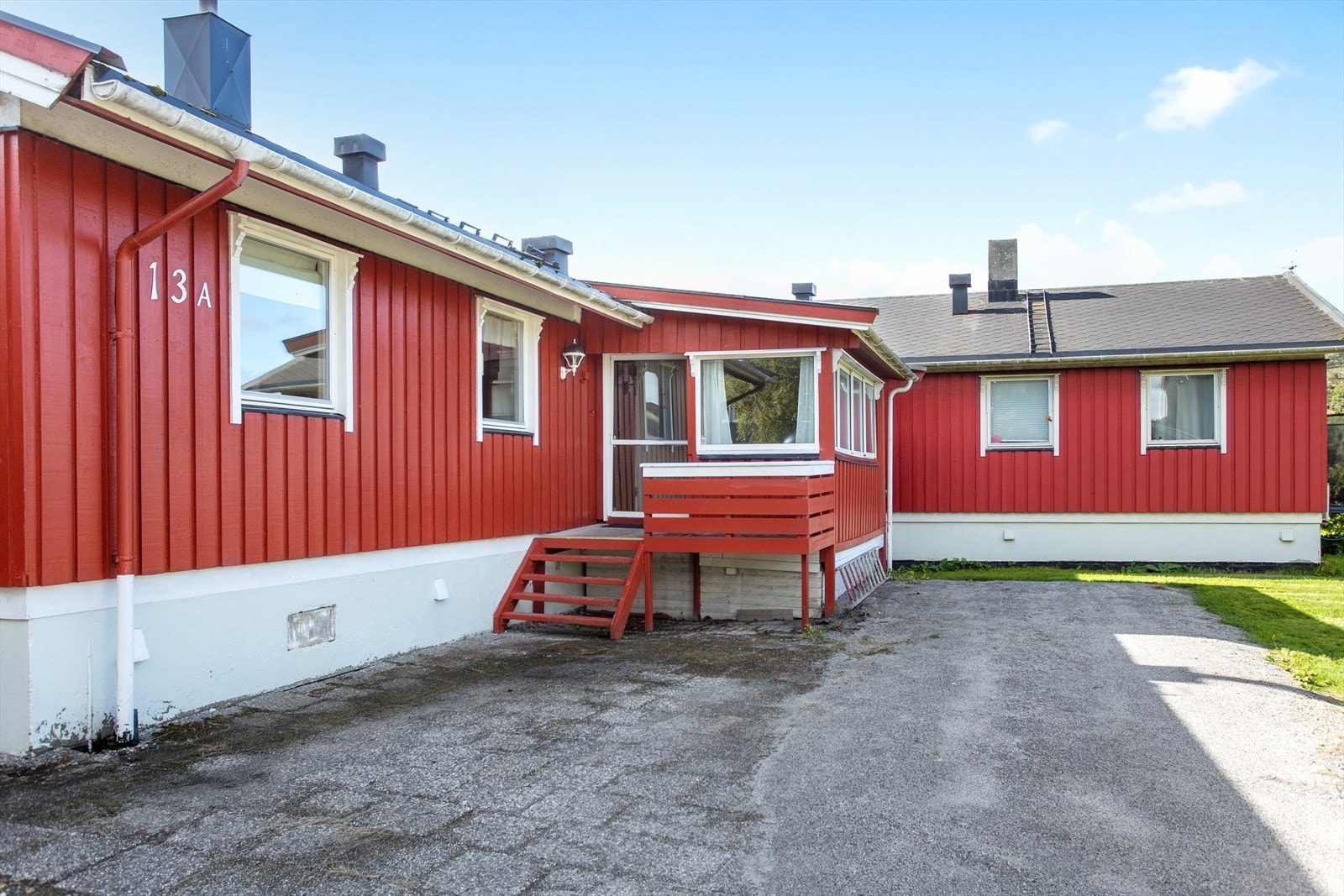 Inngangspartiet er opprinnelig en takoverbygd veranda så her er det gode lysforhold og plass til både klær og oppbevaringsmøbler Galleribilde