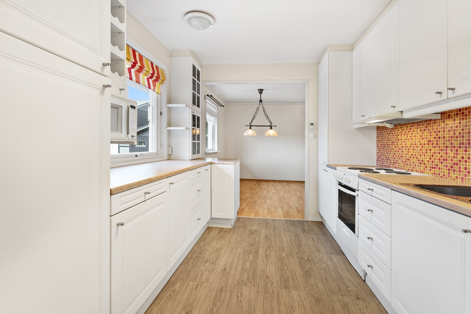 Kjøkkenfrontene ble pusset opp i 2017, kjøkkenet er på 9 kvm Galleribilde