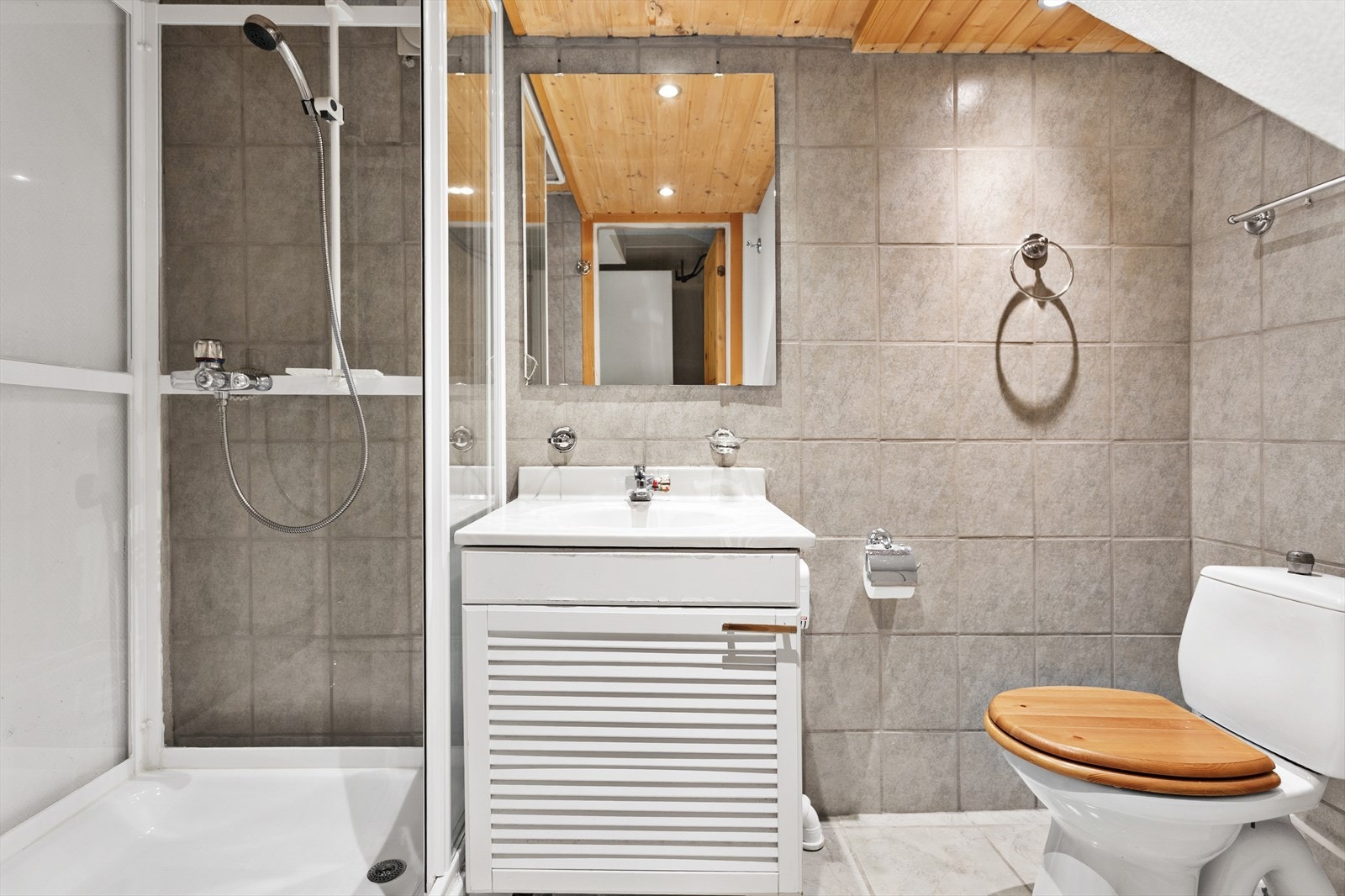 Det er også et innredet baderom i underetasjen Galleribilde