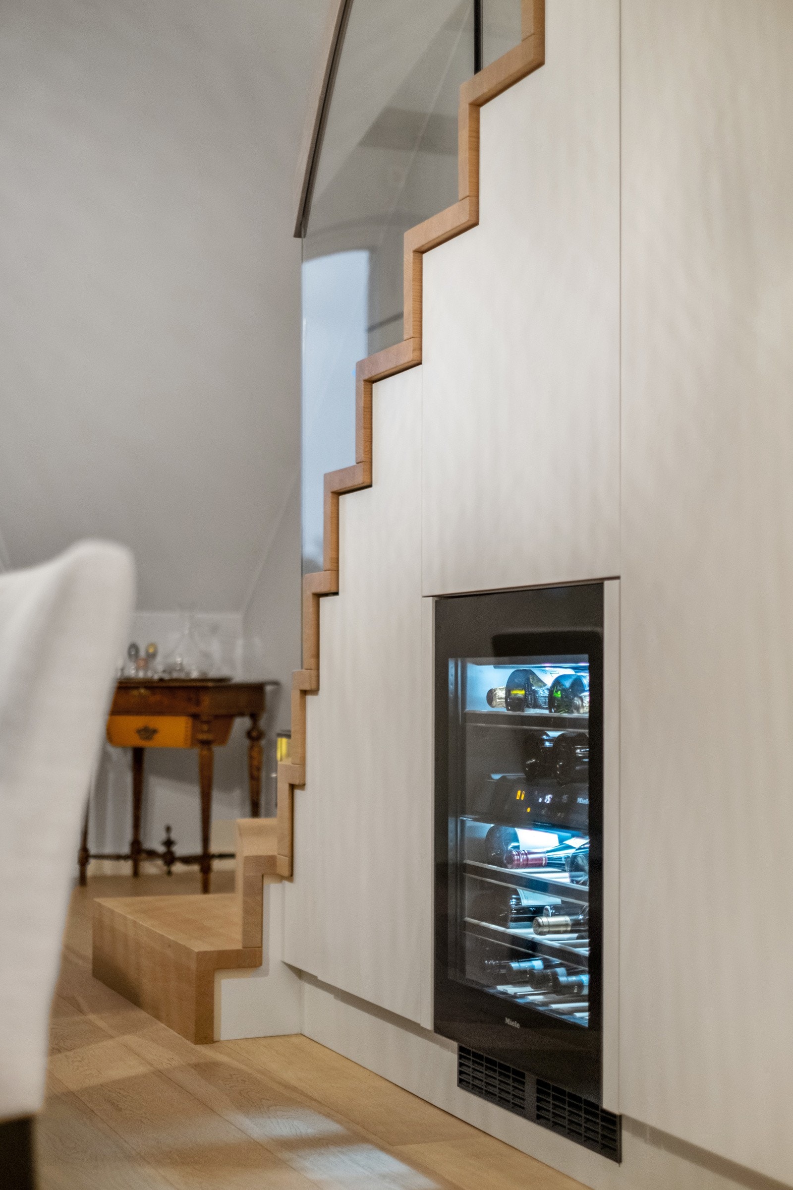 Gulvflater i leiligheten er belagt med en-stavs eikeparkett fra Flotte gulv, og har underliggende varme. Galleribilde