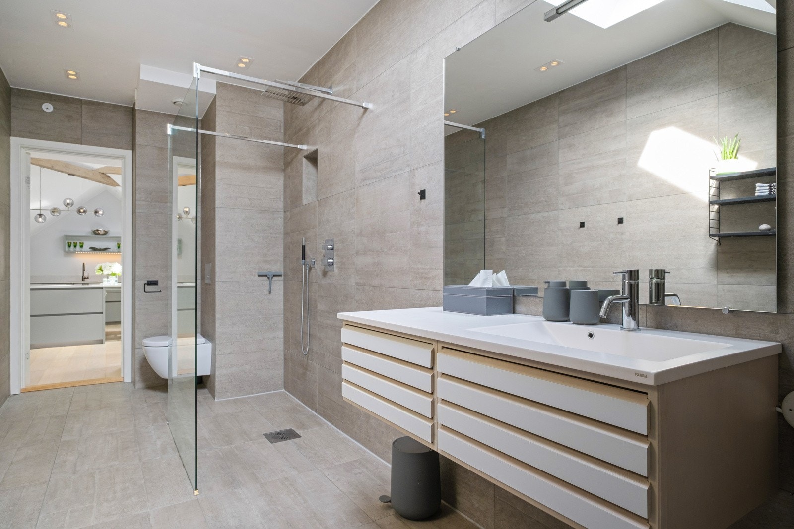 Delikat, flislagt baderom fra 2019 med varme i gulvet og downlights i himling. Balansert ventilasjon i leiligheten. Galleribilde