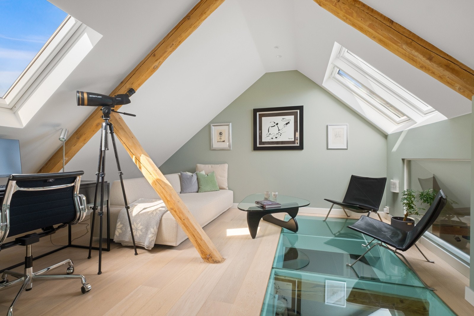 Opp trappen i leiligheten kommer man til hemsen hvor det også er et romslig soverom/kontor med god plass til dobbeltseng med tilhørende nattbord og garderobeløsning. Galleribilde