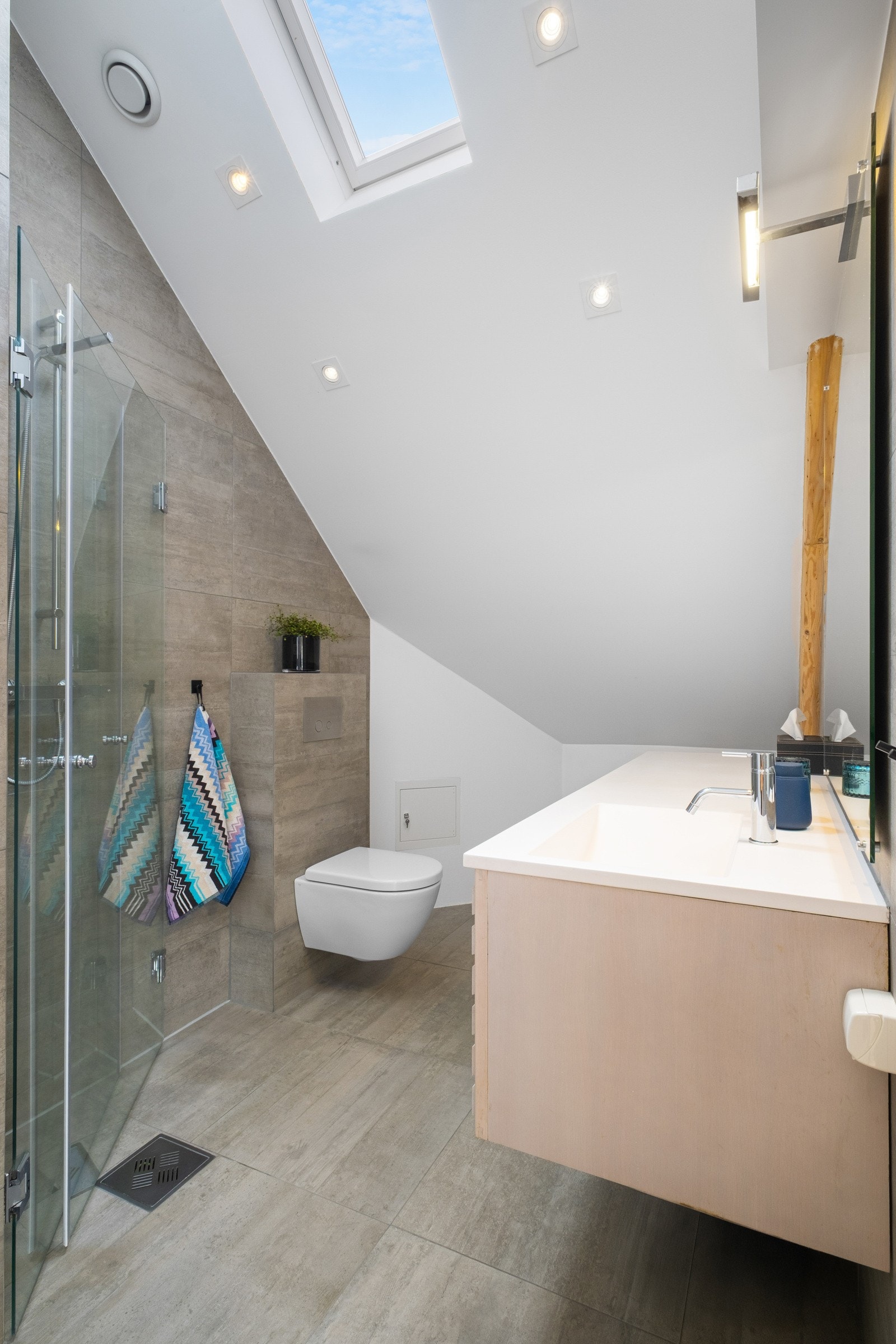 Delikat, flislagt baderom nr.2 fra 2019 med varme i gulvet og downlights i himling. Galleribilde