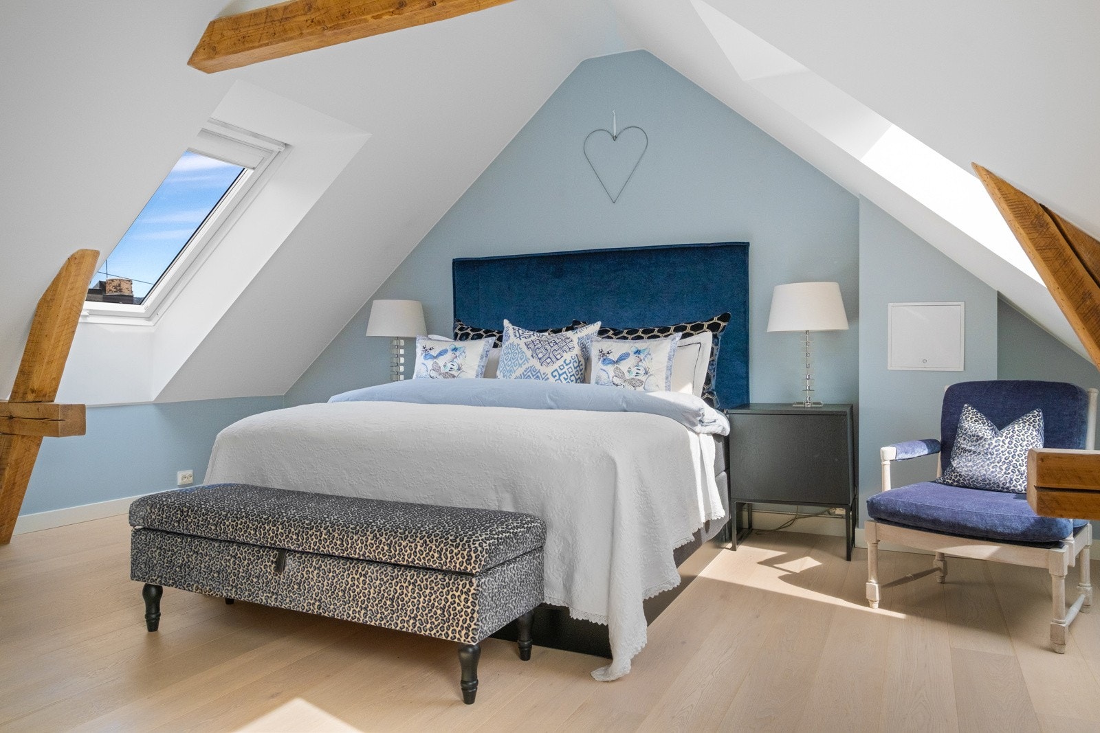 God plass til dobbeltseng med tilhørende nattbord. Galleribilde