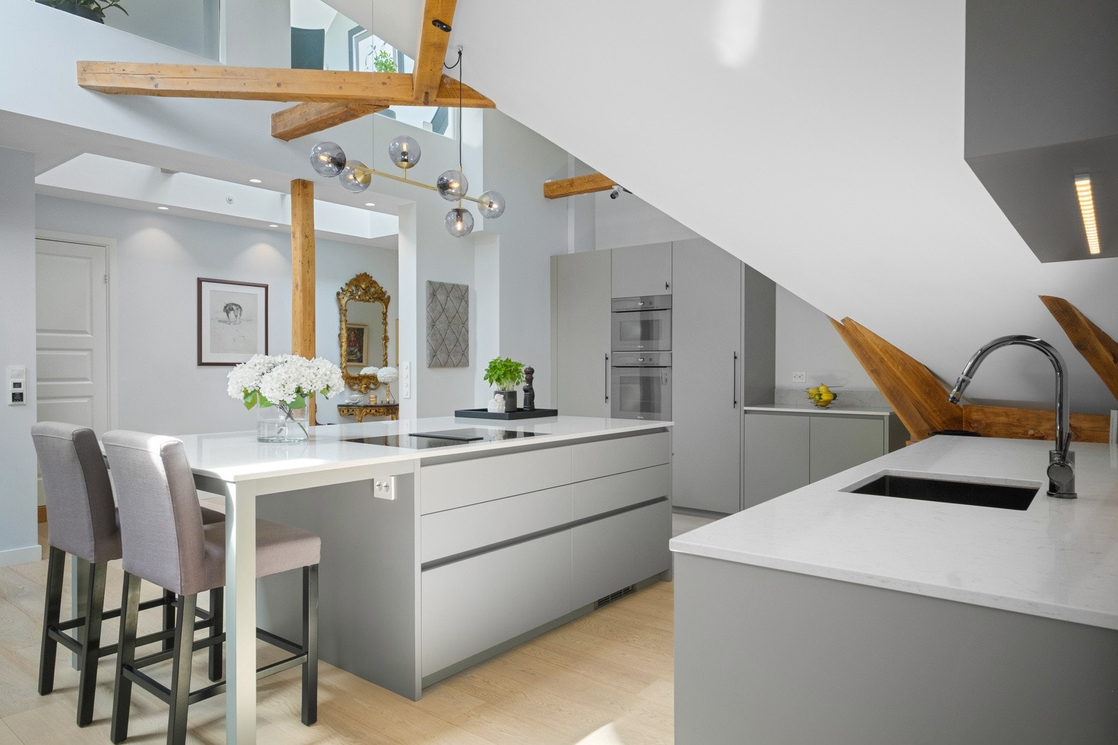 Av hvitevarer er det integrert, planlimt induksjonstopp m/kullfilterventilator, samt integrert stekeovn, kombinert stek/damp, kjøleskap, fryseskap og oppvaskmaskin. Galleribilde