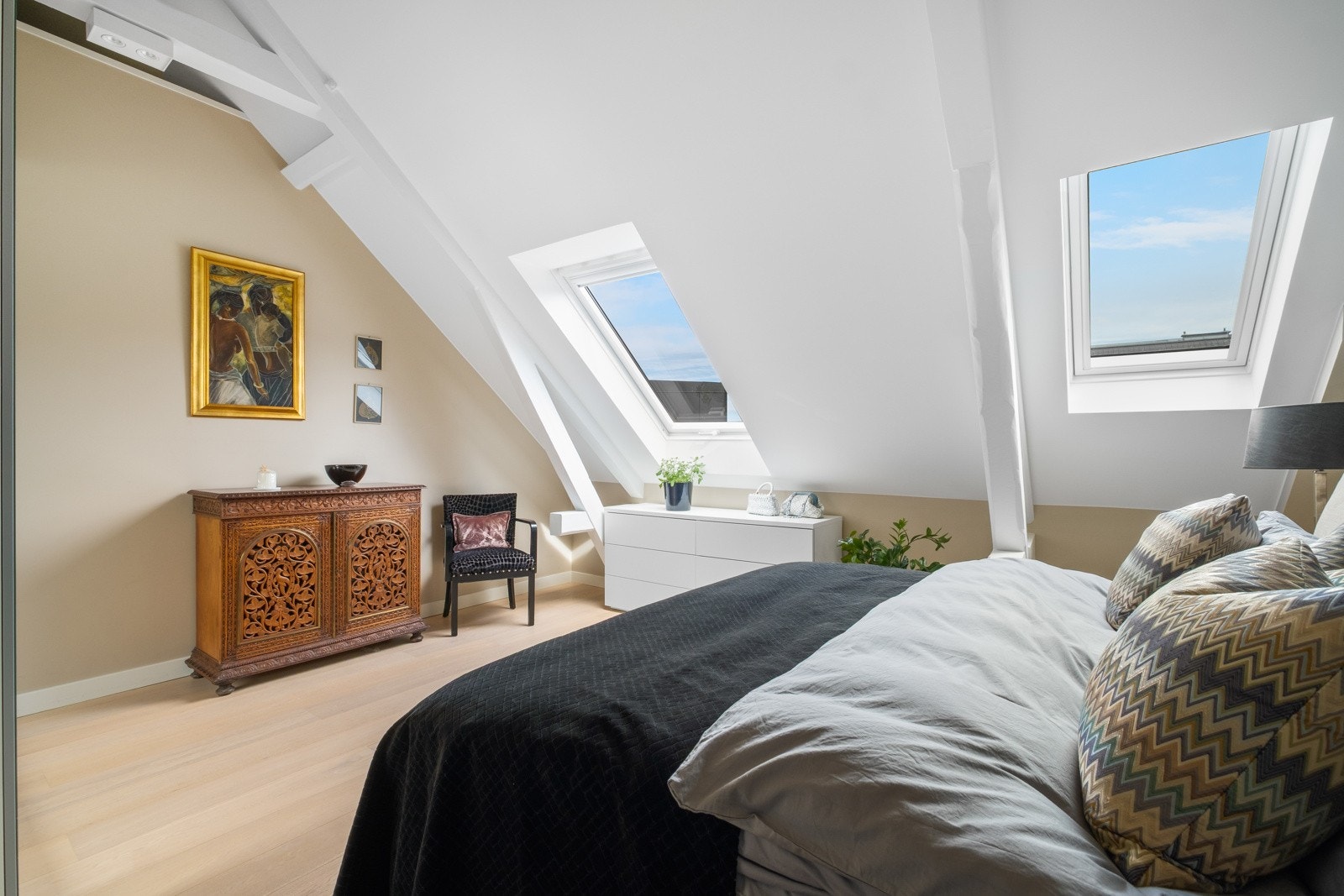 God plass til dobbeltseng med tilhørende nattbord og masse oppbevaringsplass i garderobeløsning. Galleribilde