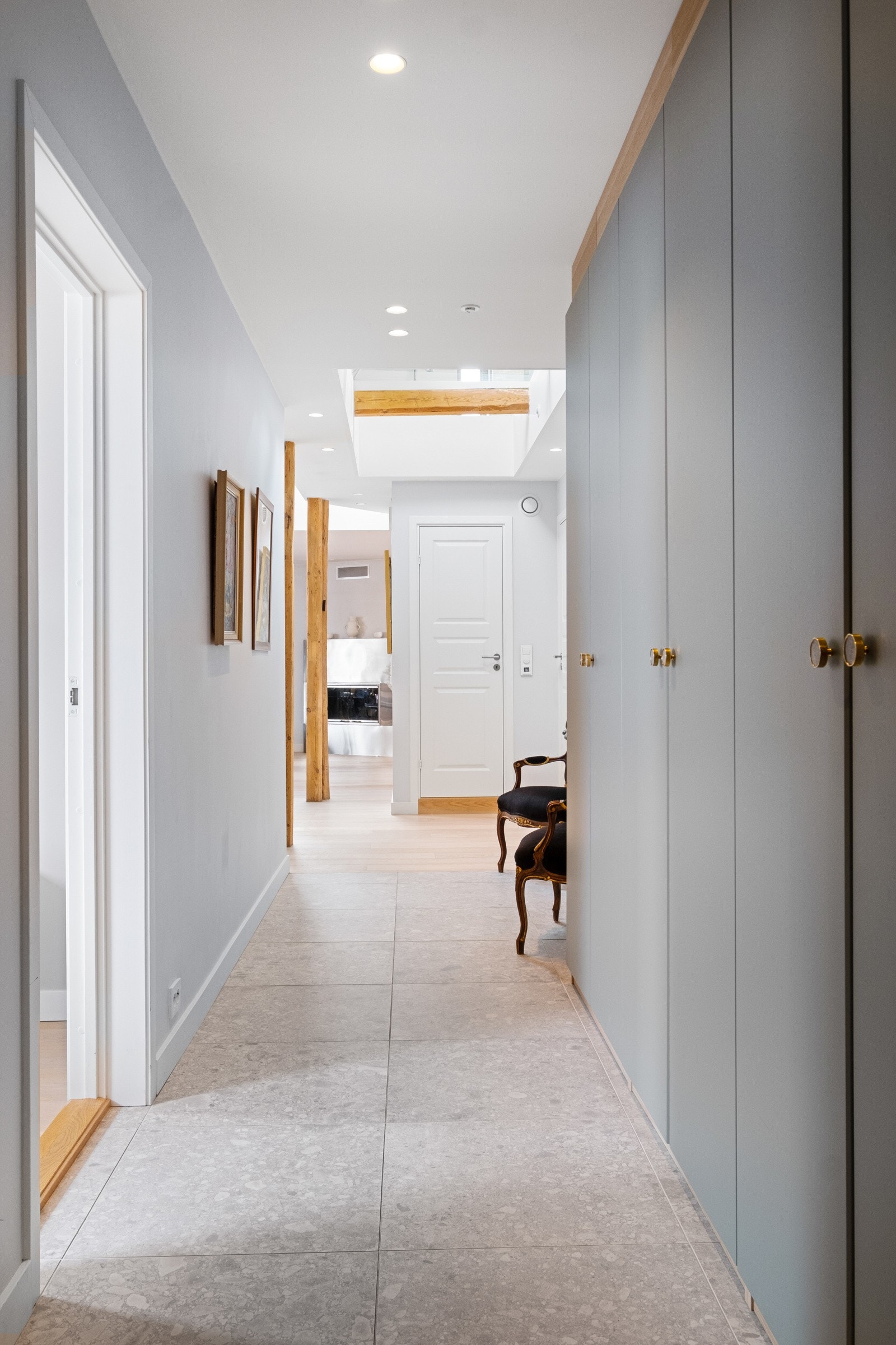 Entréen er flislagt med varme i gulvet og det god plass til sko og yttertøy i garderobeskap fra Engan snekkeri. Galleribilde