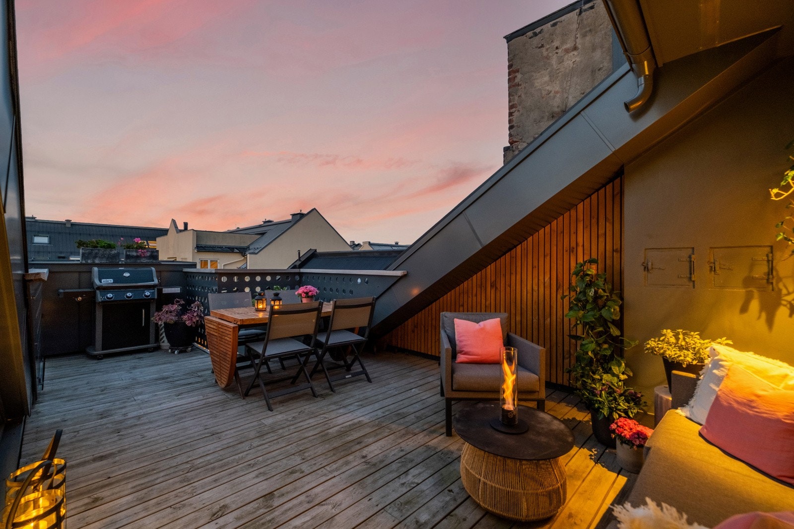 På takterrassen er det sol fra morgen til kveld. Utsikt mot Holmenkollen fra takterrassen. Galleribilde