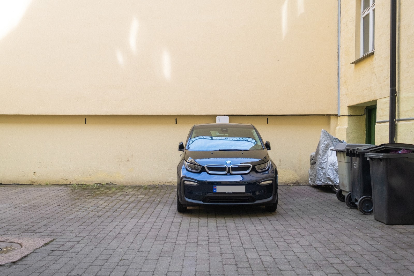 Leiligheten har en tinglyst biloppstillingsplass m/EL-billader i bakgård. Galleribilde