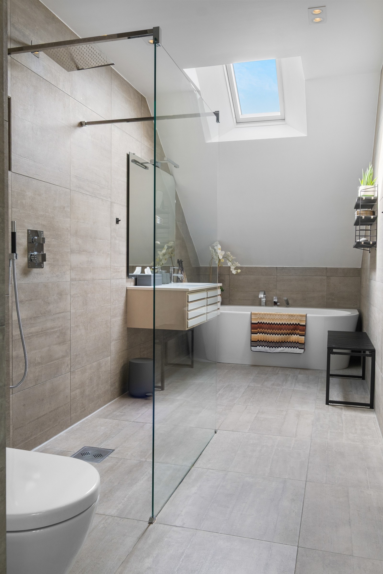 Baderommet er innredet med vegghengt klosett, formpresset servant på innredning fra Uno form, speil m/lys, badekar og dusjnisje med regnfallsdusj samt håndspyler, integrert blandebatteri. Galleribilde