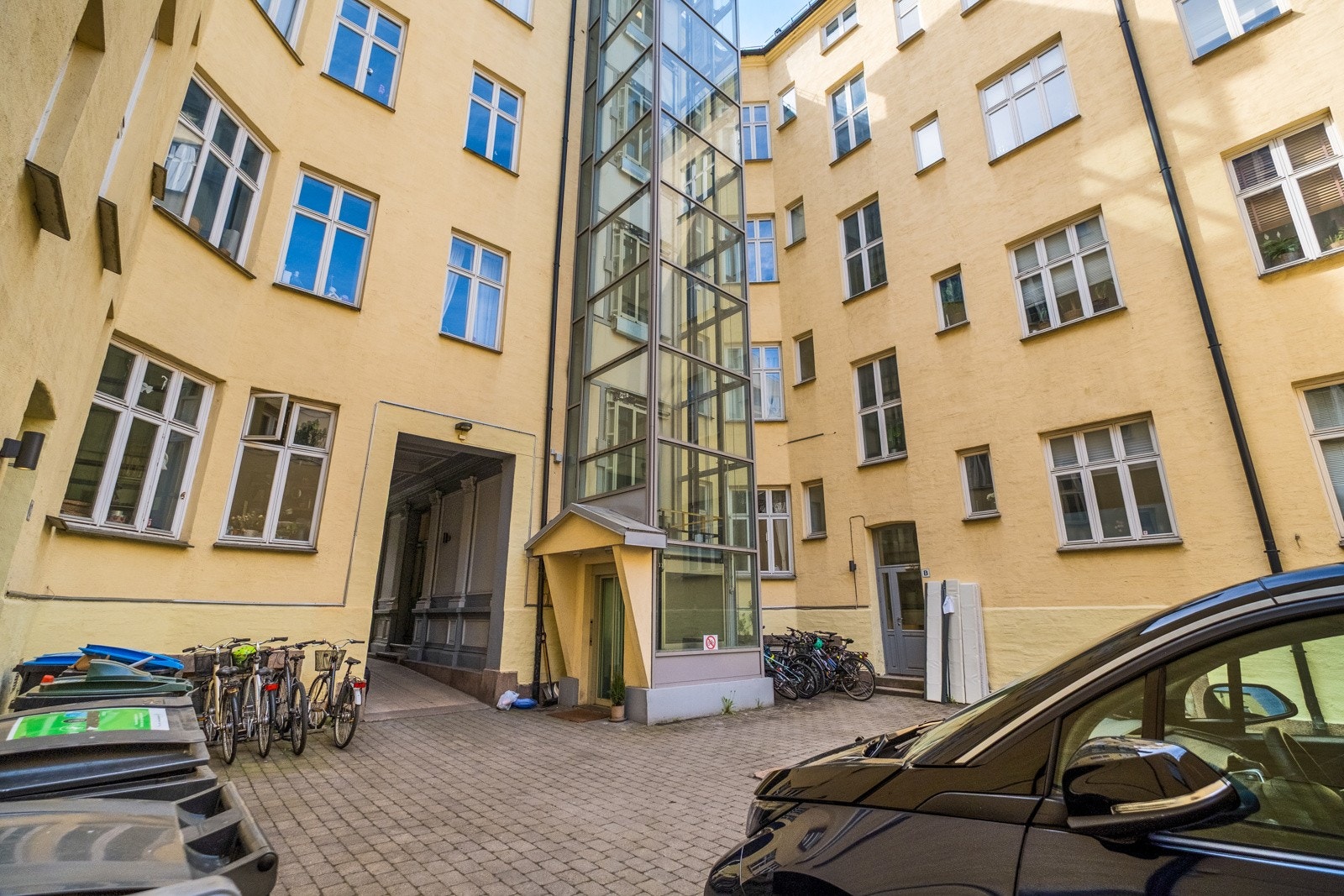 Heisadkomst til leiligheten med heis på utsiden av bygget. Galleribilde