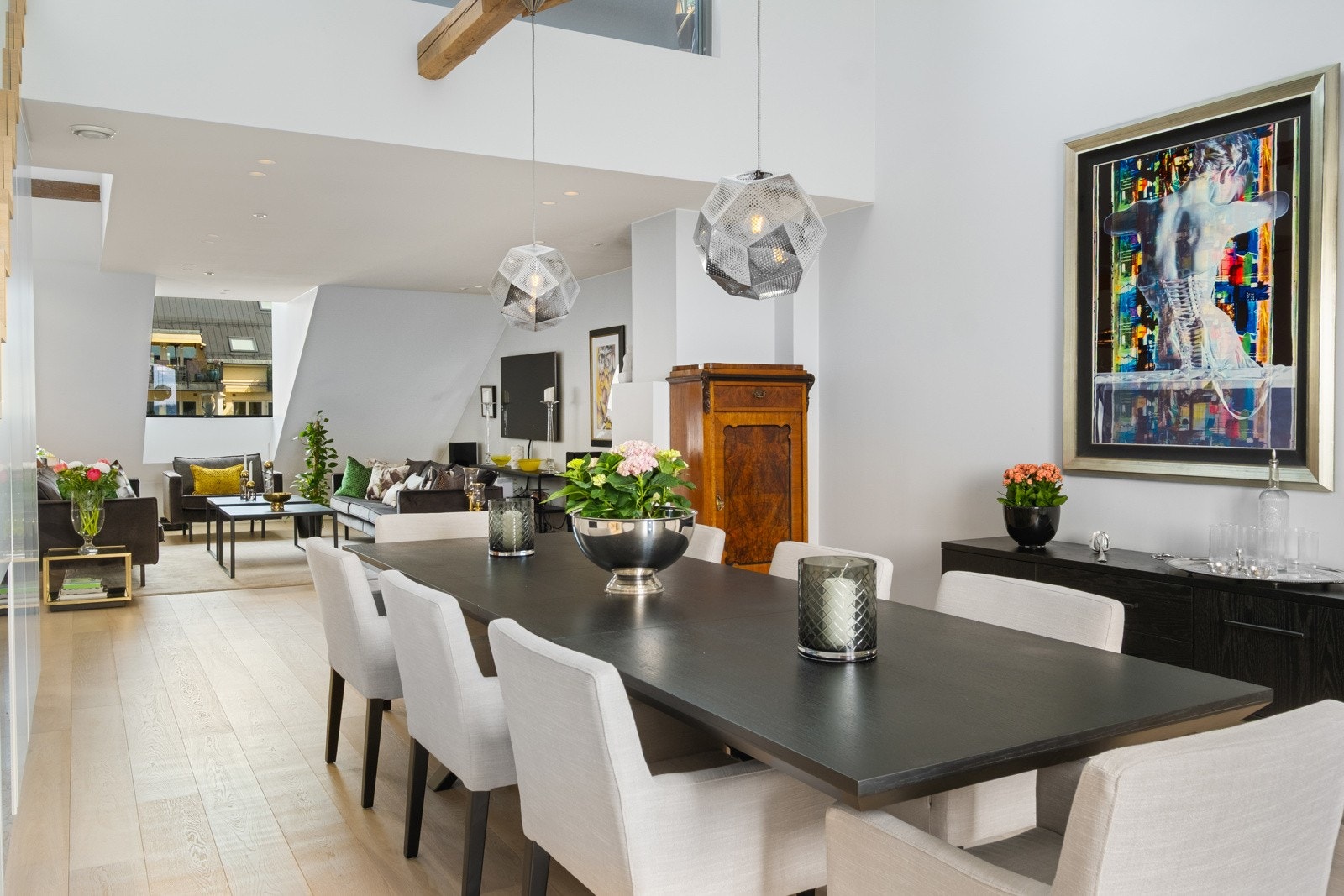 Stuen er naturlig delt inn i peisestue og spisestue. Her er det god plass til langstrakt spisebord, perfekt for sosiale sammenkomster! Galleribilde