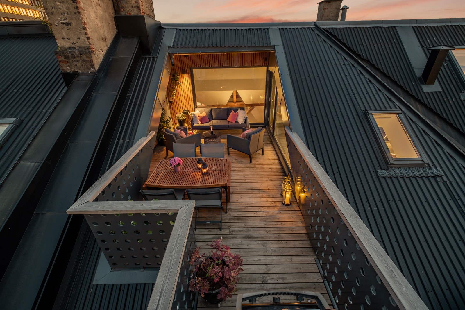 Her er det god plass til utemøblement og grill, samt en praktisk utekran for diverse bruk. Galleribilde