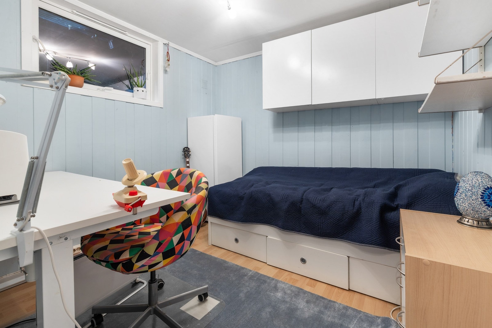 Soverom 2 har god plass og funker fint som gjesterom/barnerom Galleribilde