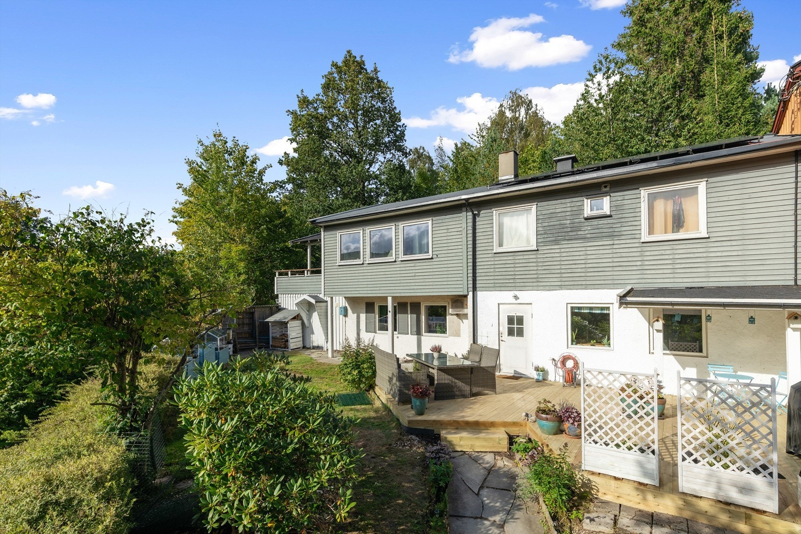 I tillegg til markterrassen er det en frodig, grønn hage. Galleribilde