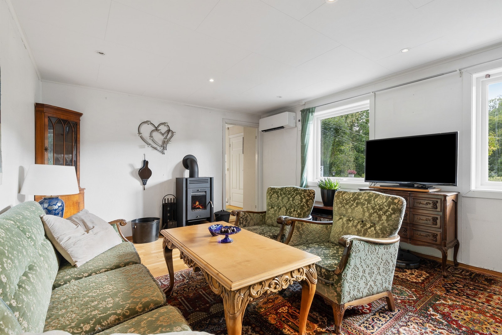 Stuen har både peisovn og varmepumpe til oppvarming Galleribilde