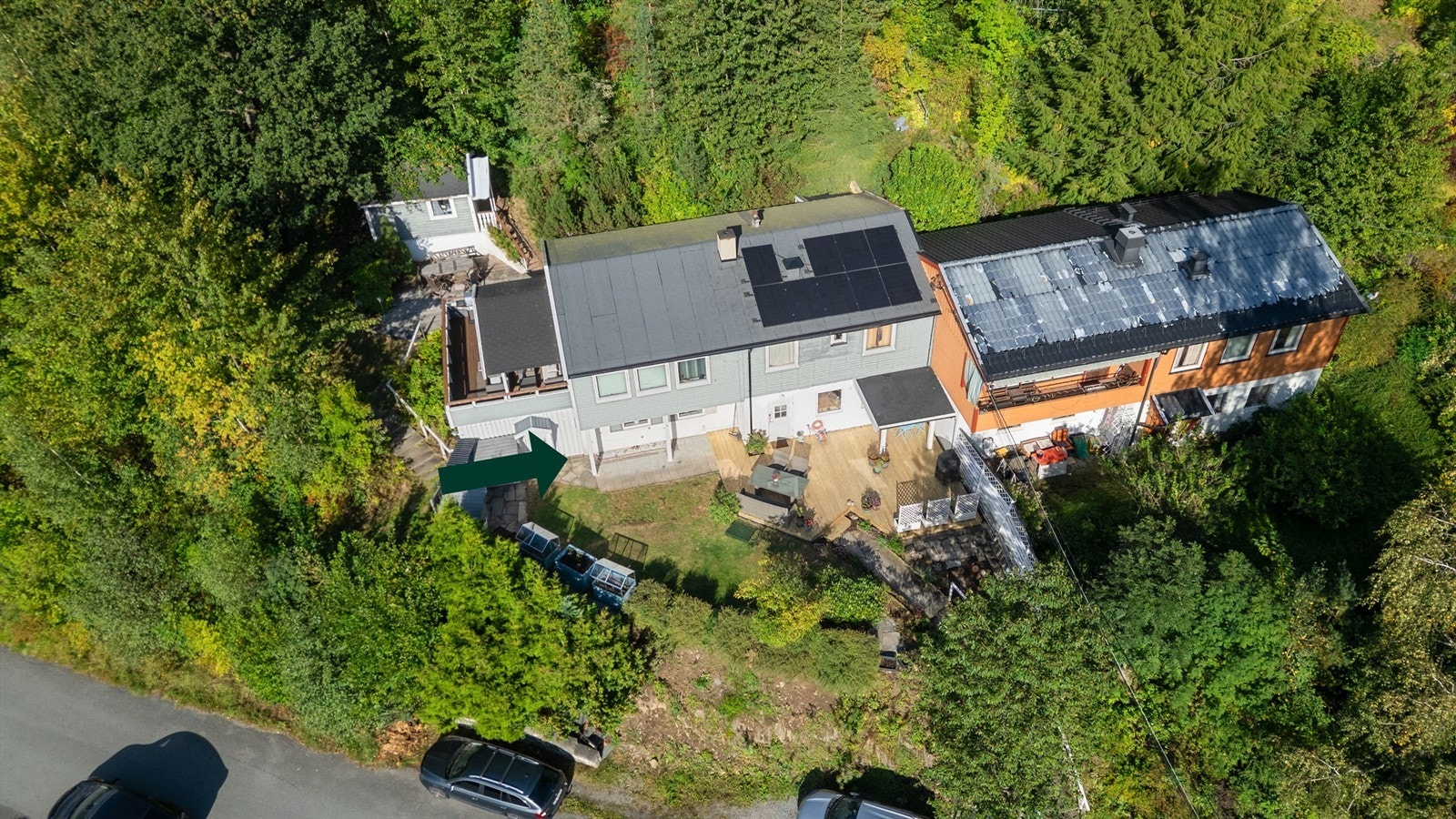 Enhetene eier taket sammen og har felles husforsikring. På halvparten av taket er det installert solcellepanel. Galleribilde