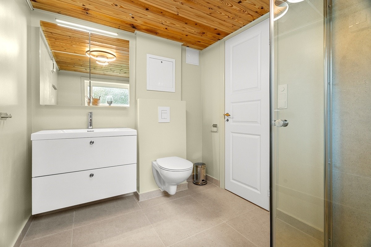 Bad 2 - underetasjen. Dusj, varme i gulv og mye skapplass Galleribilde