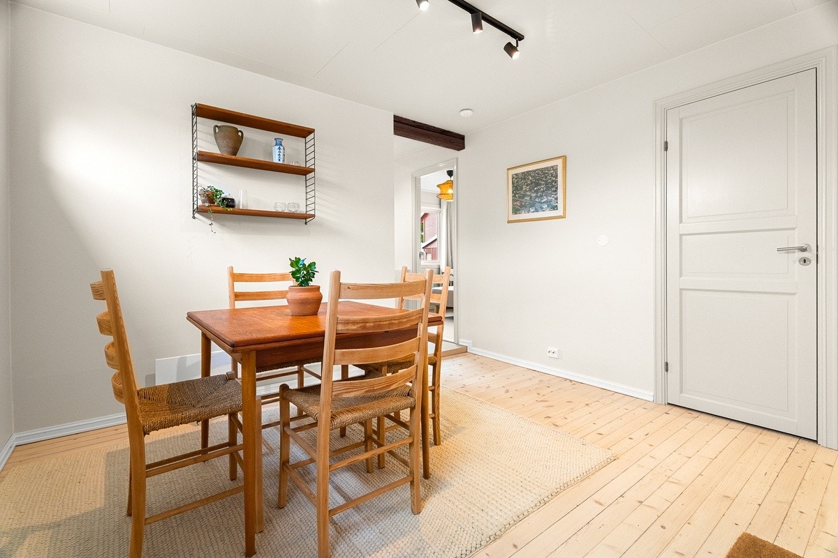 Spiseplass. Bord med ekstra illeggsplater slik at det er plass til 6 personer Galleribilde