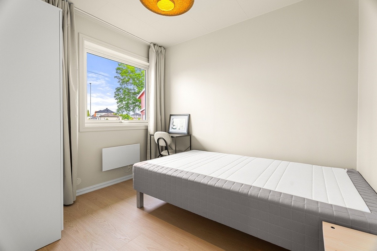 Rom 2 - Rommet har seng, nattbord, garderobe, skrivebord, stol, panelovn Galleribilde