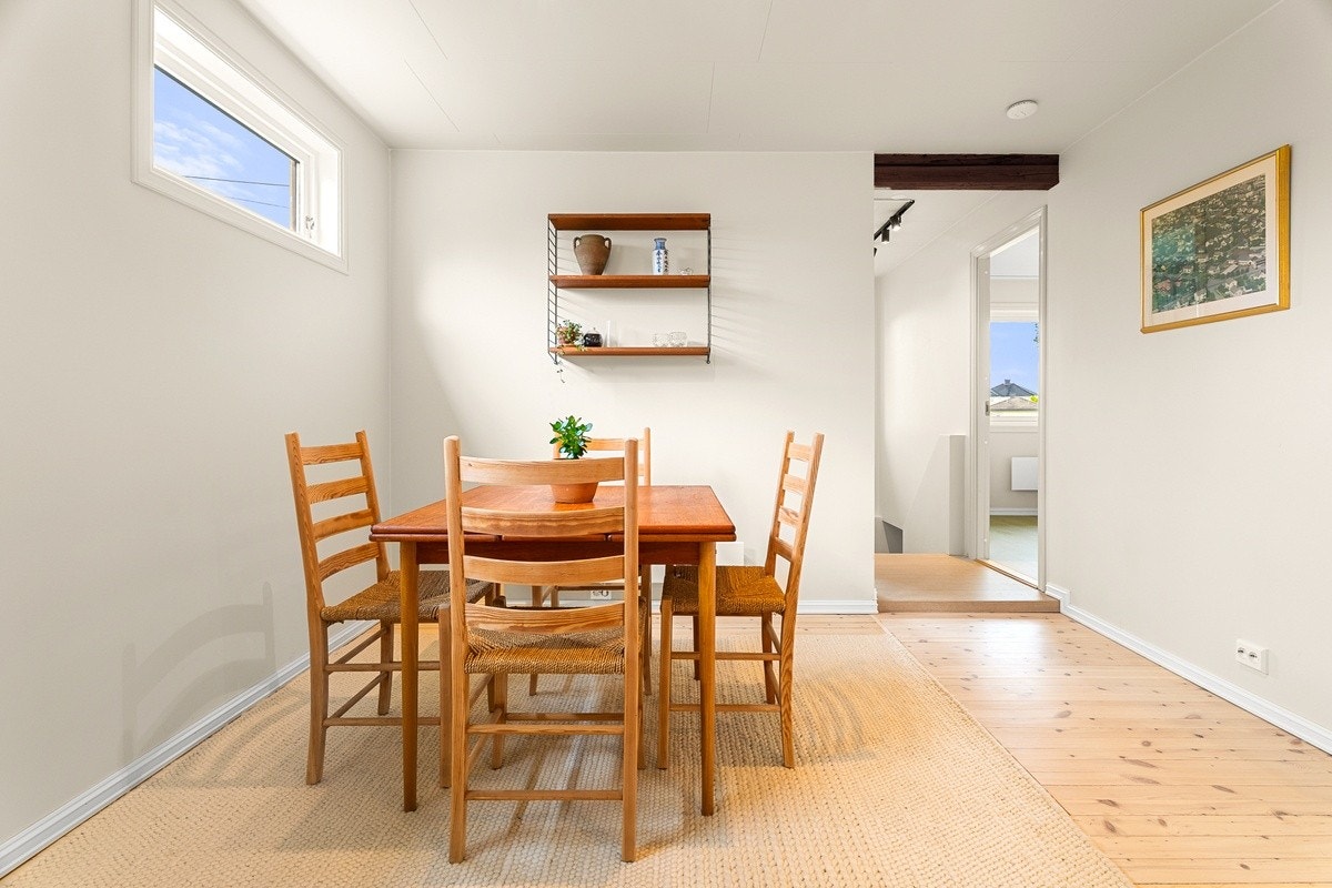 Det er 6 spisestoler i leiligheten til bordet Galleribilde