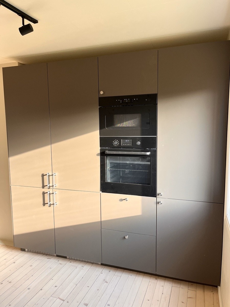 Kjøkkenet har 2st kjøleskap og frysere. Perfekt når flere bor sammen. I tillegg er det stekeovn og microbølgeovn Galleribilde