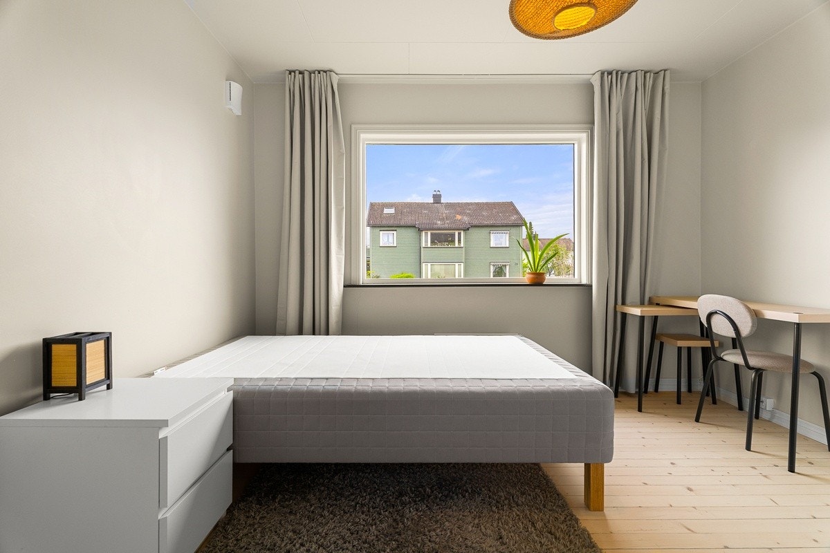 Rom 5 - Rommet har seng, nattbord, garderobe, skrivebord, stol, panelovn, lenestol Galleribilde