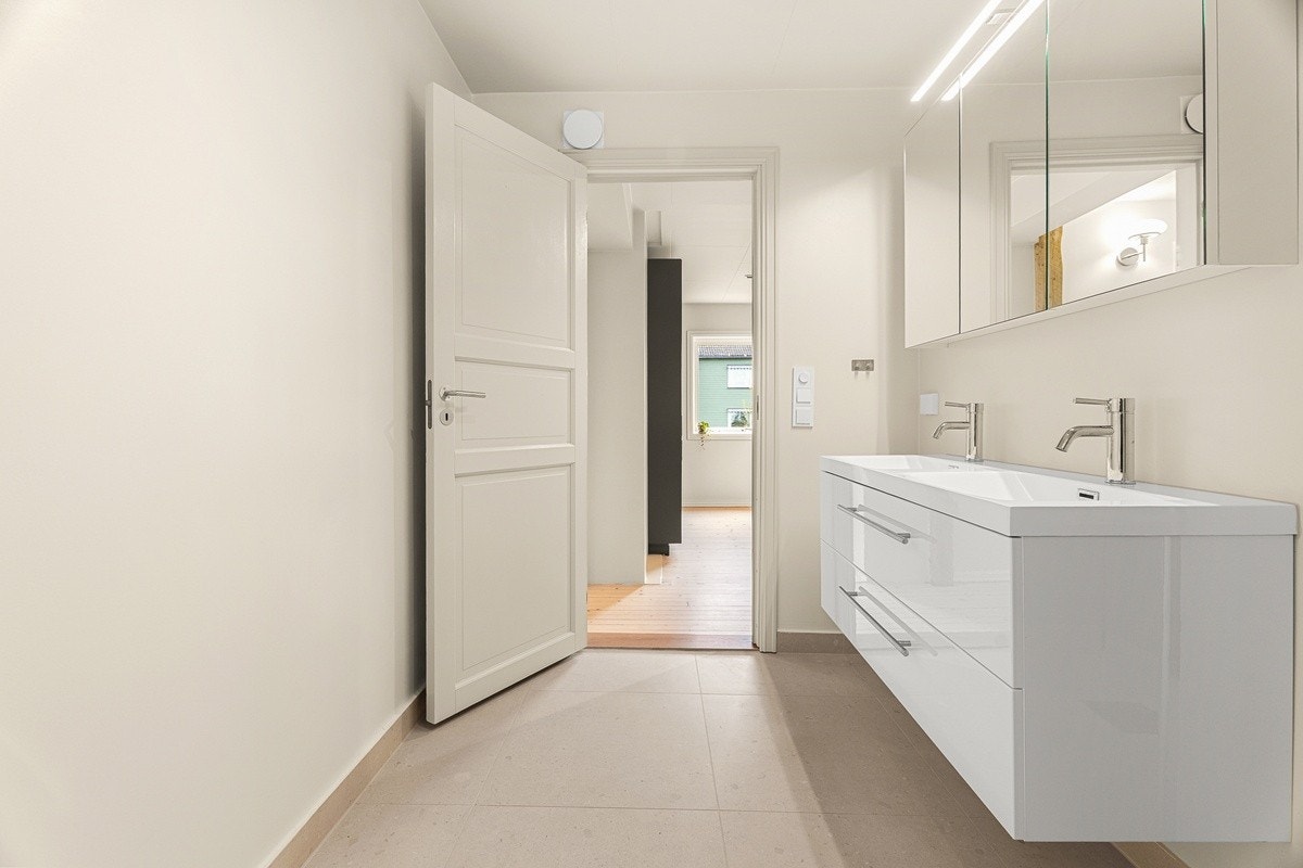 Dobbeltvask og varme i gulv. Mye skapplass på badet Galleribilde