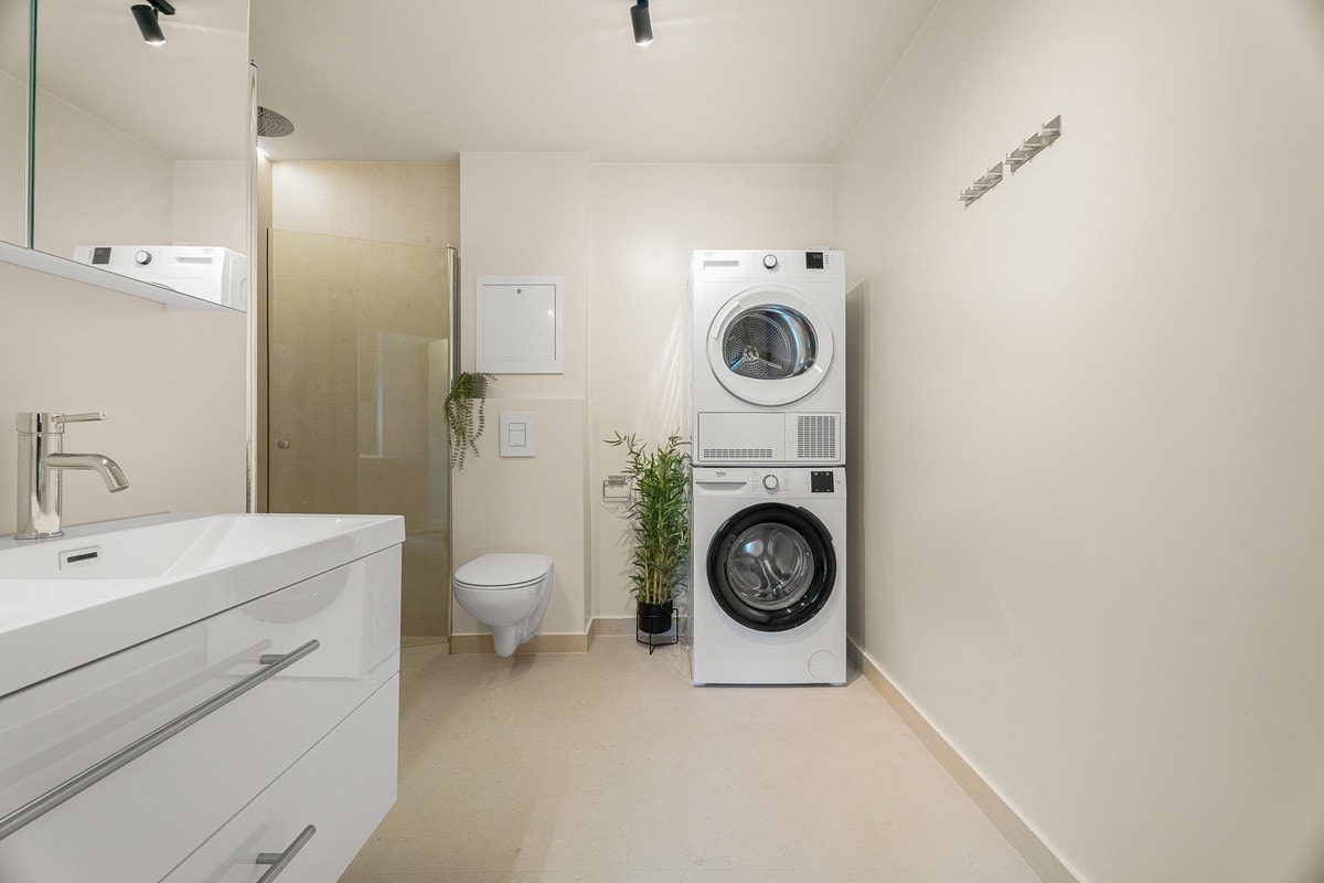 Bad 1 - Første etasje. Vaskemaskin og tørketrommel. En ekstra vaskemaskin i kjeller Galleribilde