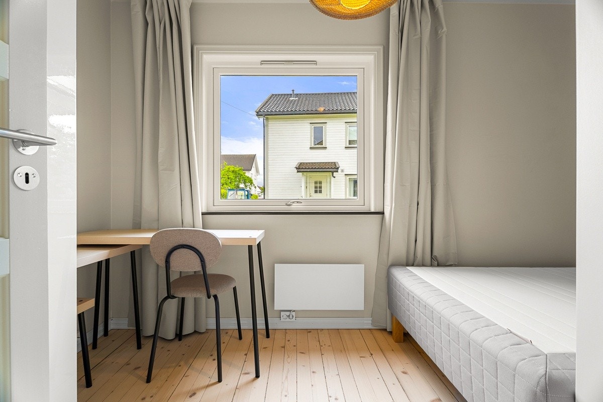 Rom 4 - LEDIG - Rommet har seng, garderobe, skrivebord, stol, panelovn, nattbord, leselampe Galleribilde