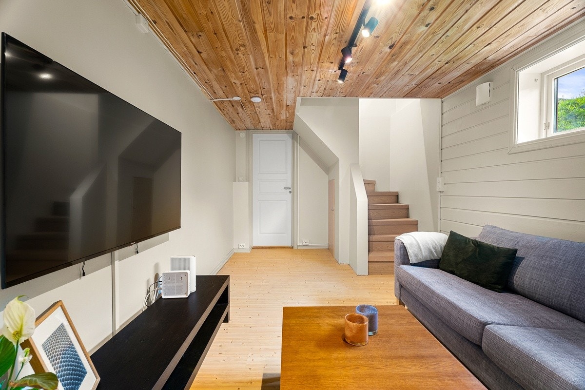 TV stue. Trapp opp til første etasjen Galleribilde