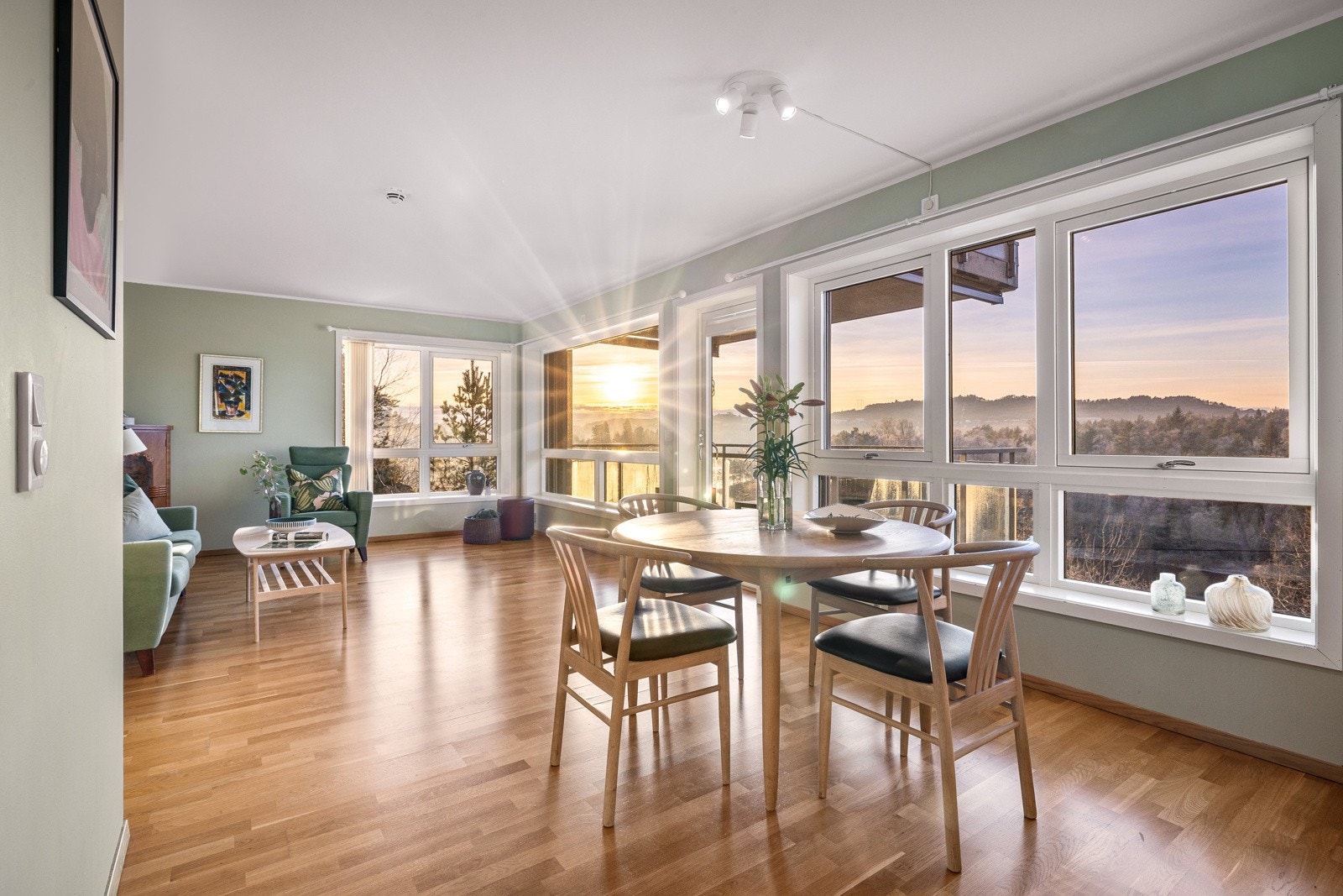 De store vindusflatene slipper rikelig med dagslys inn, og bidrar til en lys og åpen atmosfære. Galleribilde