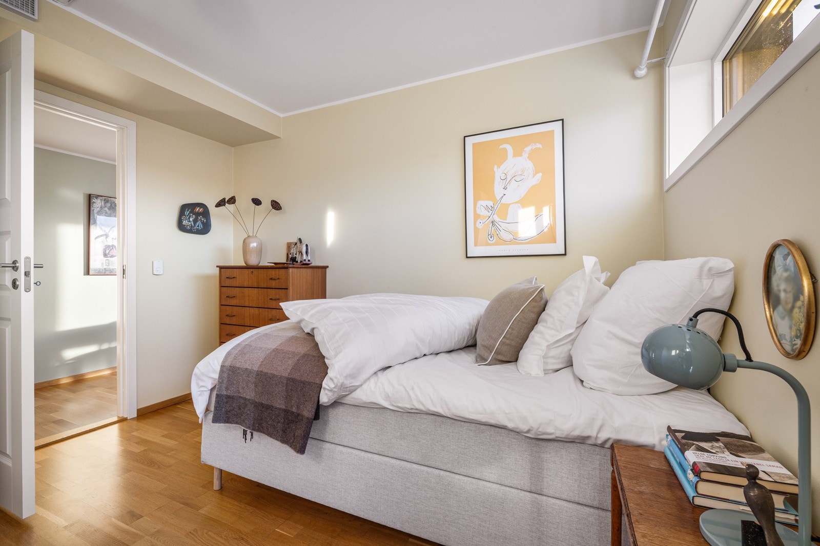 Det andre soverommet er litt mindre, men fortsatt av god størrelse med plass til seng og skap. Galleribilde