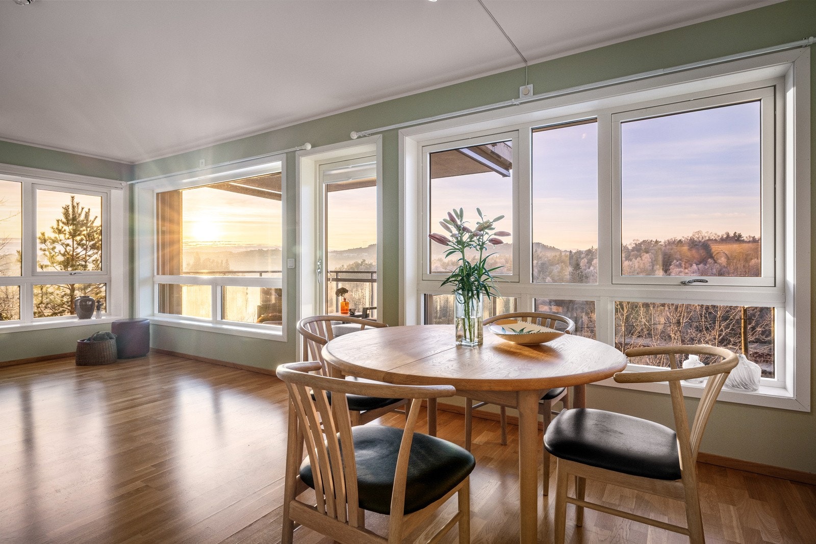 Det er balansert ventilasjon med varmegjenvinning som sikrer et godt inneklima. Galleribilde