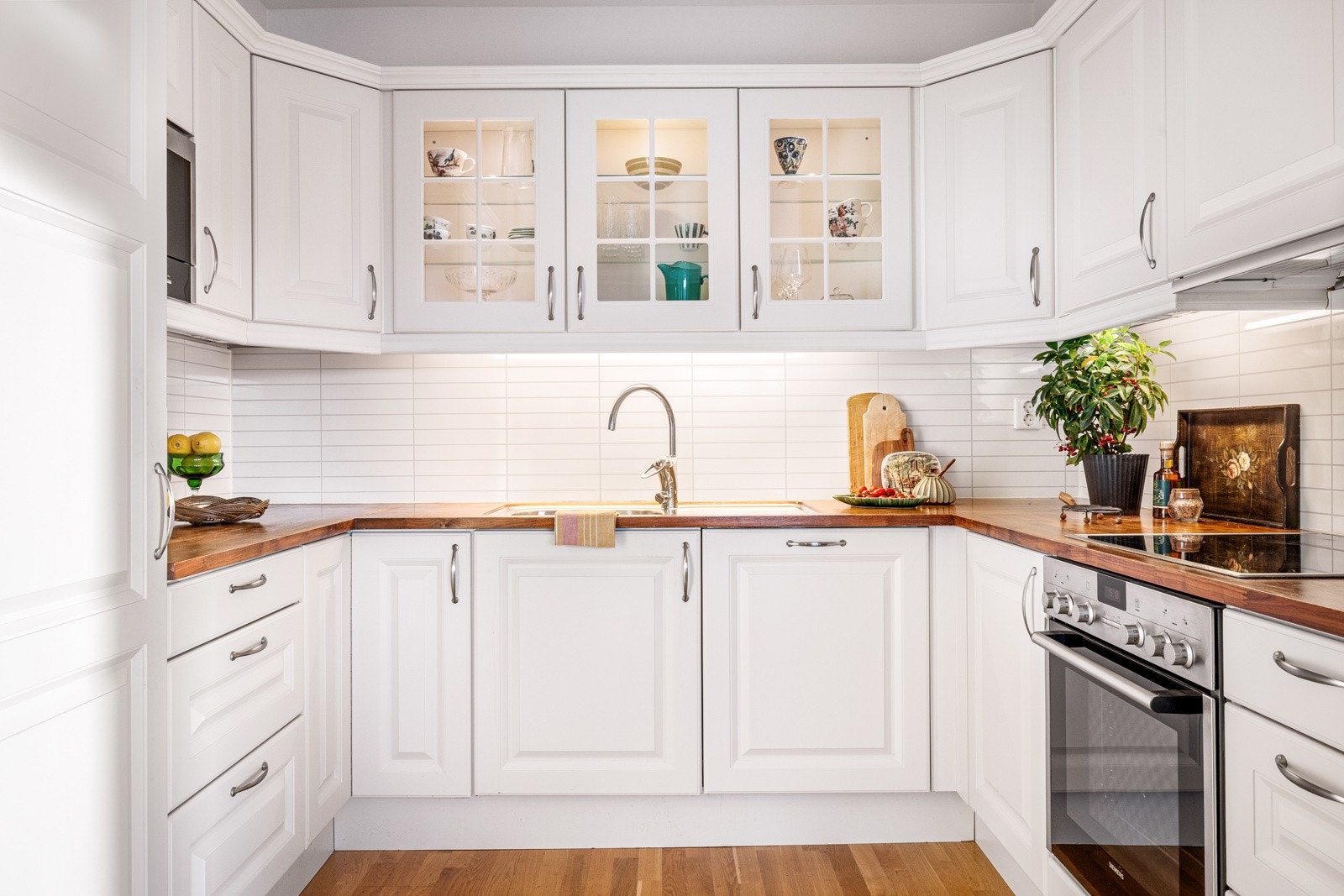 Kjøkkenet har et klassisk uttrykk med profilerte skapfronter og godt med skapplass. Galleribilde