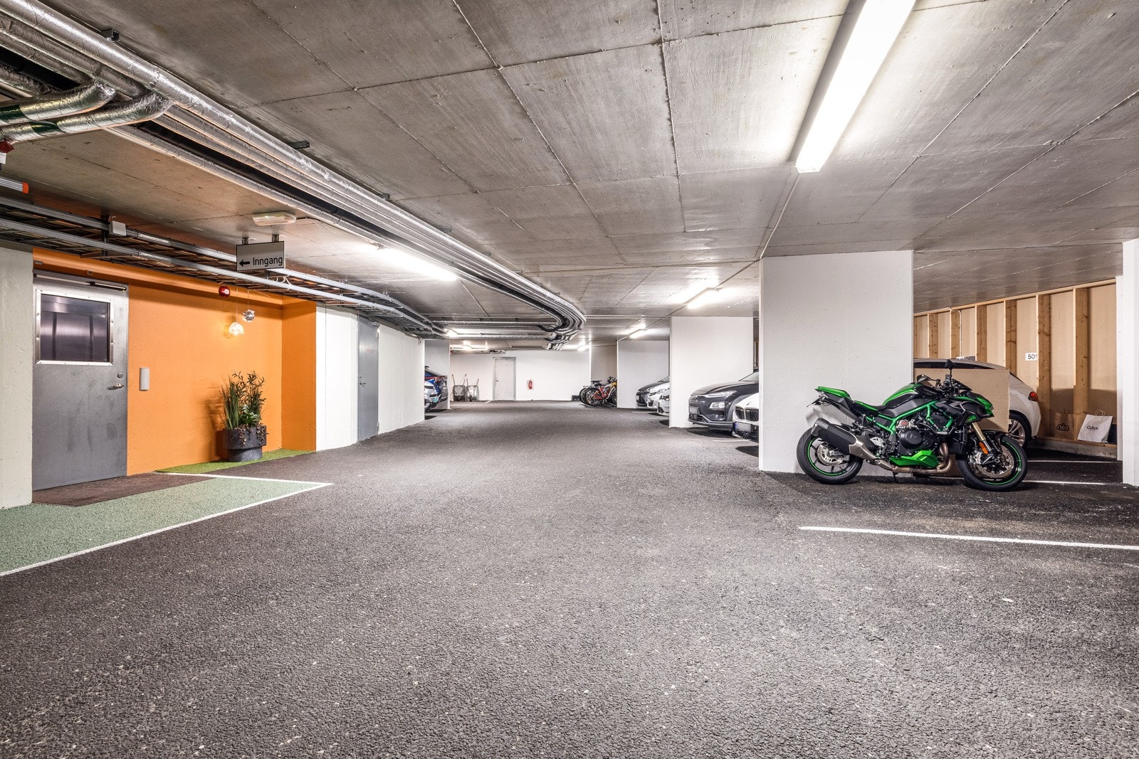 Garasjeplass med muligheter for å montere ladeboks. Sykkelparkering. Bod på 5 m2 i etasjen. Galleribilde