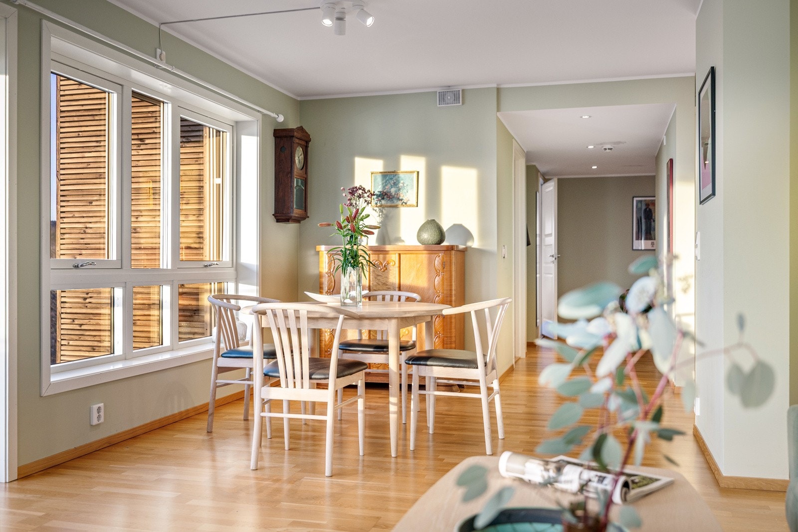 Gjester på besøk? Har du et bord som kan forlenges, så kan du få ganske mange til bords i denne stuen. Galleribilde