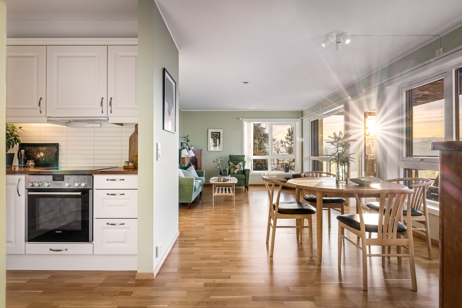 Stue og kjøkken på 32,8 m² ligger i delvis åpen løsning for hverandre. Galleribilde