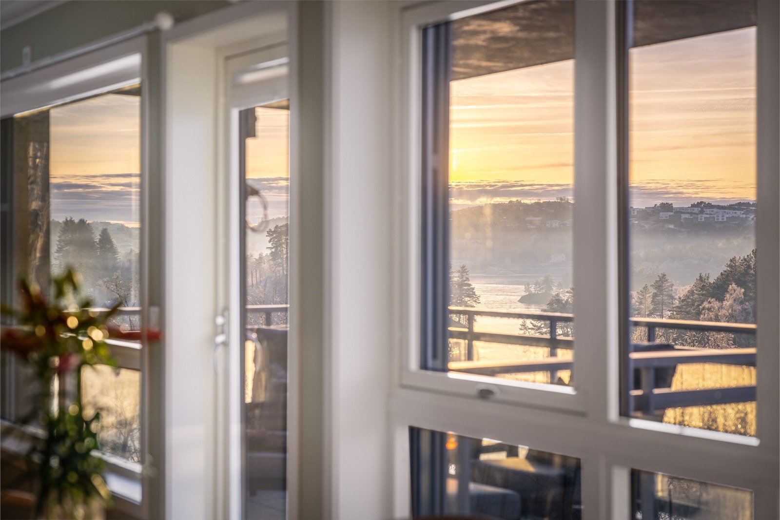 Alltid noe å gløtte ut på - enten det er en vakker himmel eller en fugleflokk som tar av. Galleribilde